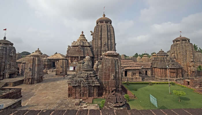 ओडिशा के पर्यटन स्थलों में लिंगराज मंदिर प्रिसद्ध है