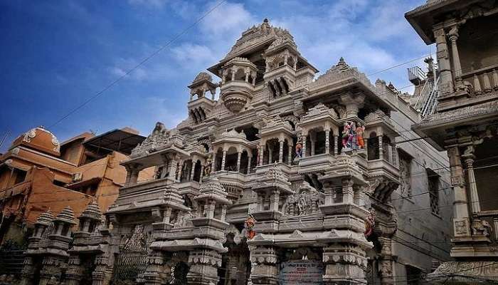 श्री चंद्रप्रभु जैन नया मंदिर चेन्नई के सबसे लोकप्रिय जैन मंदिरों में से एक है