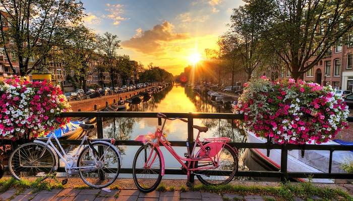 La vue magnifique du lever de soleil à Amsterdam,