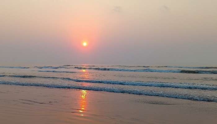 La vue de coucher de soleil sur la plage