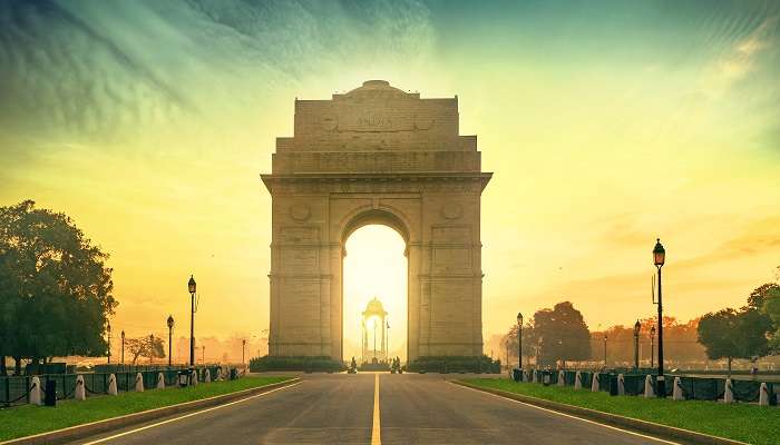 La vue incroyable de India Gate qui est situé à New Delhi,  C’est l’une des meilleurs endroits à visiter en mars dans le monde 
