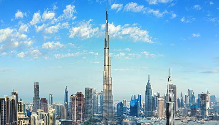 La vue incroyable de Burj Khalifa et la belle ville, Dubai, C’est l’une des meilleurs endroits à visiter en mars dans le monde 