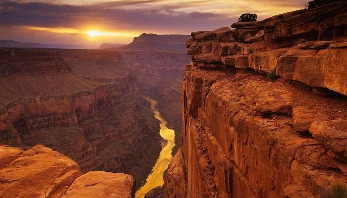 La vue magnifique du coucher du soleil sur la Grand Canyon,  c'est l'une des meilleurs endroits à visiter en avril