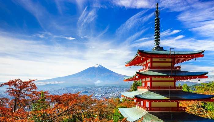 Mont Fuji avec pagode rouge en automne Fujiyoshida, Japon