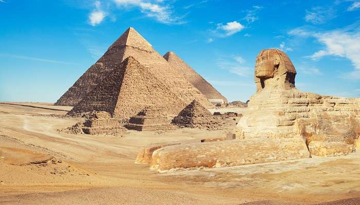 Egypte, Le Caire, Gizeh, vue générale des pyramides avec Sphinx