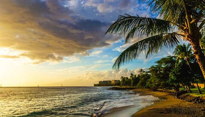 Maui, Hawai, La vue magnifique de coucher du soliel sur la plage,  C’est l’une des meilleurs endroits à visiter en mars dans le monde