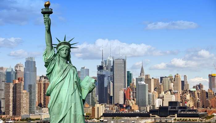 La vue magnifique de statue de liberté entre the ville New York,  C’est l’une des meilleurs endroits à visiter en mars dans le monde