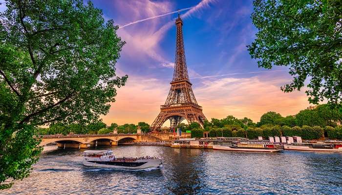 La vue incroyable du coucher du soliel sur la Tour Eiffel,  C’est l’une des meilleurs endroits à visiter en mars dans le monde