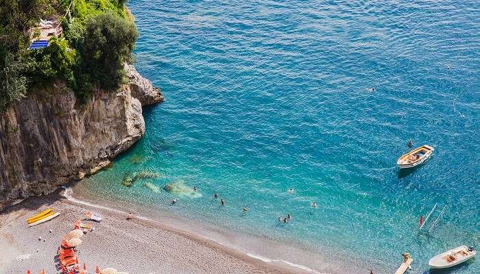 Plage d'Arienz, c'est l'une des meilleures plages près de Naples