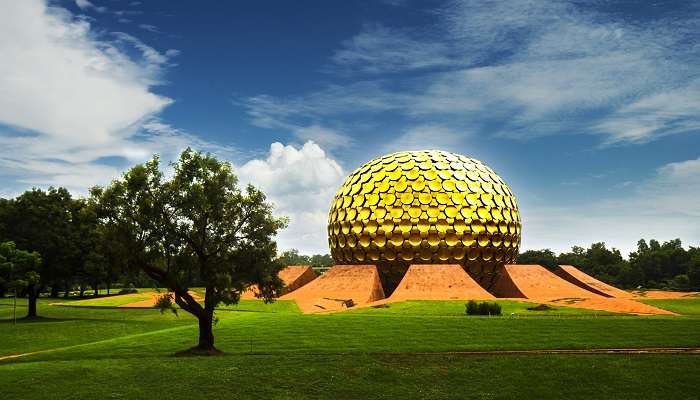 Golden Temple In Auroville,Tamil Nadu, C’est l’une des meilleurs lieux touristiques en Inde du Sud pendant l’été