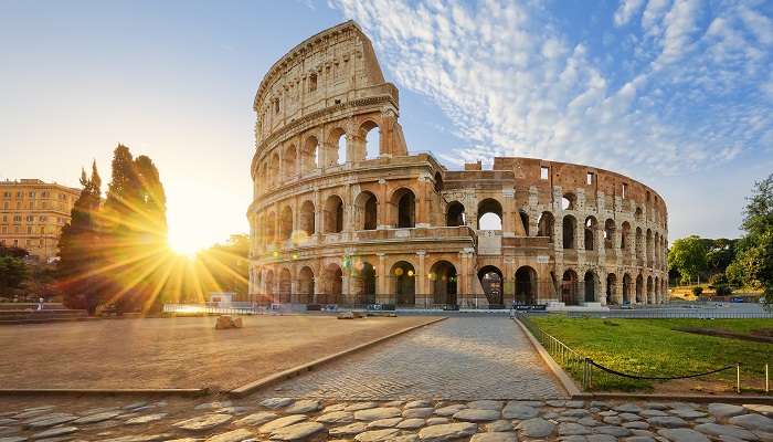 la belle vue du lever du soleil sur le Colisée à Rome, Italie, C’est l’une des meilleurs endroits à visiter en mars dans le monde 