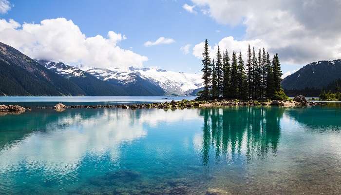 La vue magnifique de lac Garibaldi, Whistler, Canada,  C’est l’une des meilleurs endroits à visiter en mars dans le monde
