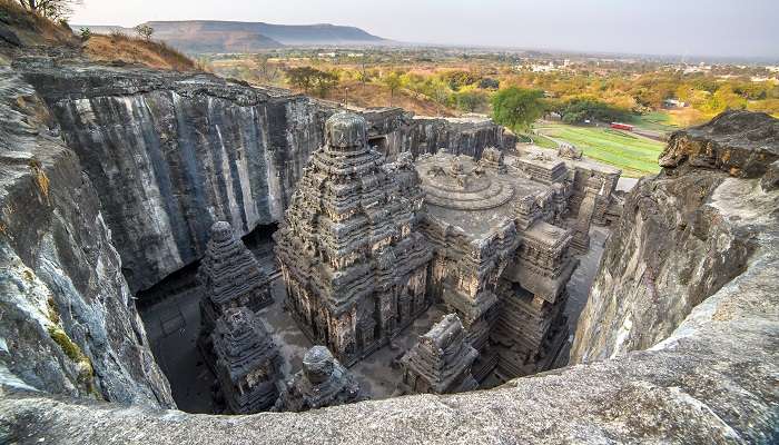 अजंता और एलोरा की गुफाएं भारत के प्रसिद्ध ऐतिहासिक स्थान है