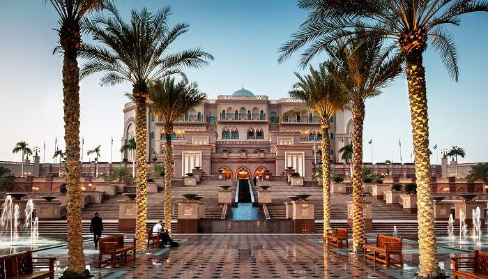 अबू धाबी, संयुक्त अरब अमीरात में अमीरात पैलेस दुनिया के सर्वश्रेष्ठ 7 सितारा होटलों में से एक माना जाता है