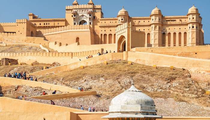 आमेर किला भारत के प्रसिद्ध ऐतिहासिक स्थान है
