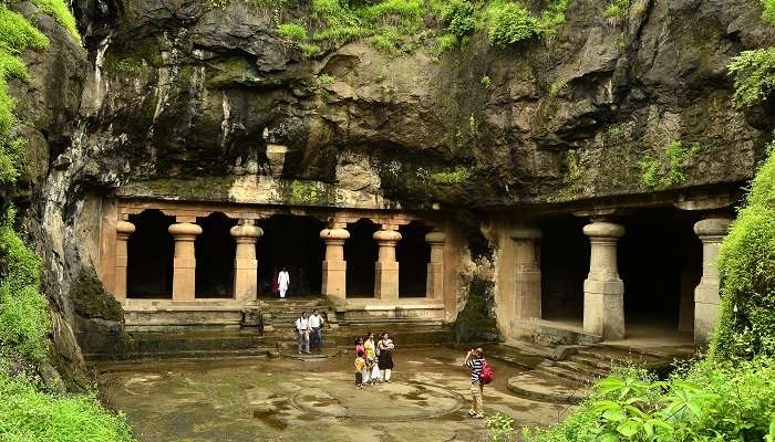 एलीफेंटा गुफाएं महाराष्ट्र का लोकप्रिय स्थान है