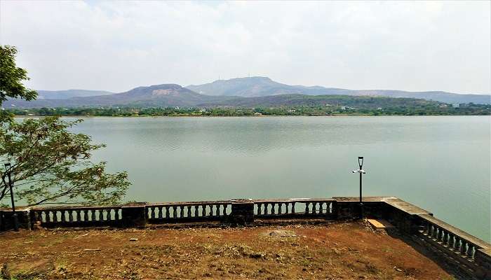 खडकवासला बांध मुथा नदी पर स्थित है और पुणे में घूमने के लिए सबसे प्रसिद्ध स्थान है
