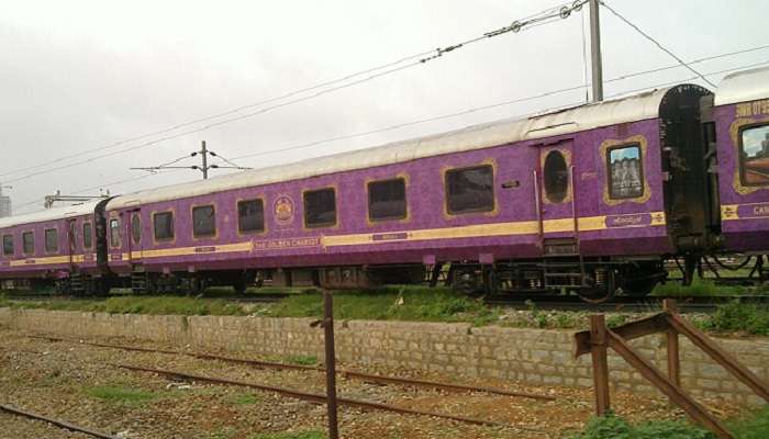 गोल्डन चैरियट भारत की शानदार लक्जरी ट्रेनों में से एक है 