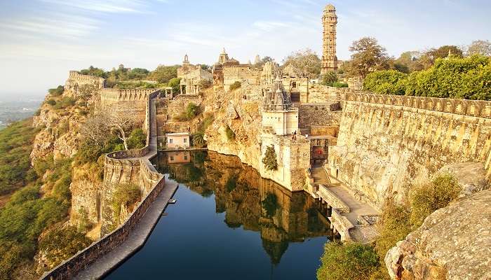 भारत के सबसे बड़े किलों और ऐतिहासिक स्थानों में से एक चित्तौड़गढ़ किला है 