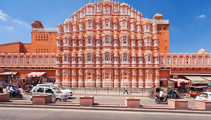 दिल्ली के पास घूमने योग्य स्थान में से एक जयपुर है