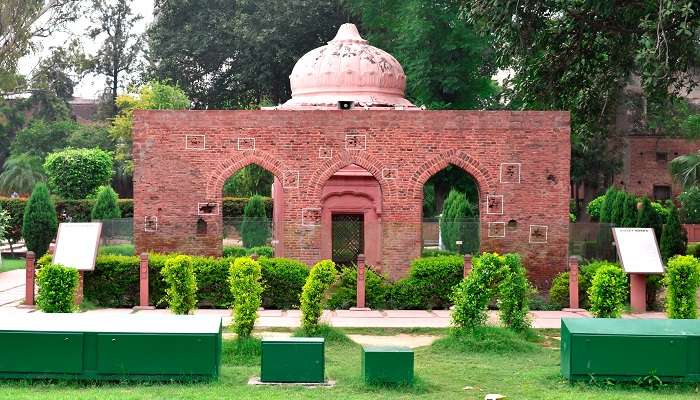 जलियाँवाला बाग पंजाब का ऐतिहासिक स्मारक है