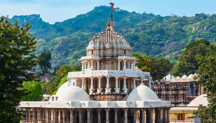 दमन का जैन मंदिर सबसे लोकप्रिय स्थलों में से एक है