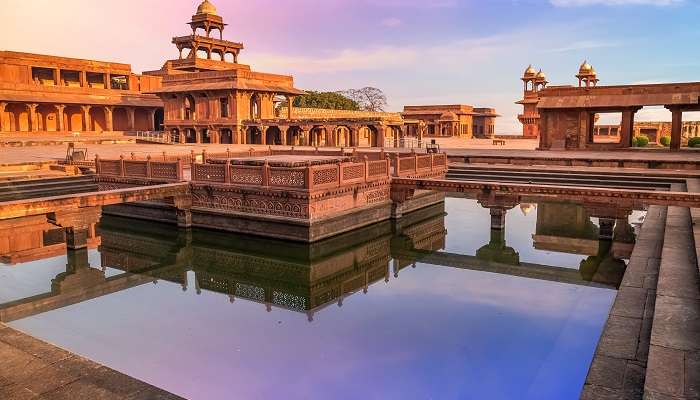 फ़तेहपुर सीकरी दिल्ली के पास एक सुंदर पर्यटन स्थल है