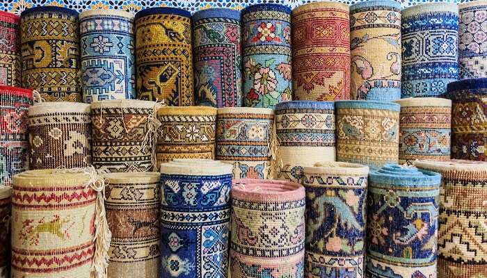 फ़ारसी गलीचे और कालीन दुबई में खरीदने के लिए प्रसिद्ध चीज़ें में से एक हैं