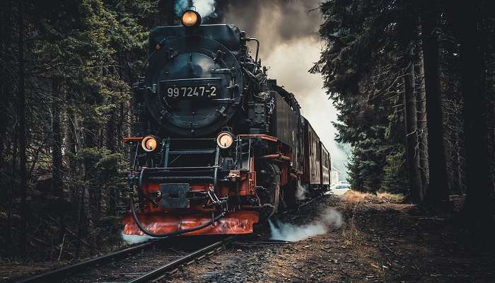 फेयरी क्वीन एक्सप्रेस भारत में लक्जरी ट्रेन यात्रा प्रदान करने वाली सबसे पुरानी ट्रेनों में से एक है