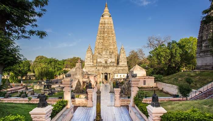 महाबोधि मंदिर भारत के प्रसिद्ध ऐतिहासिक स्थान में से एक है