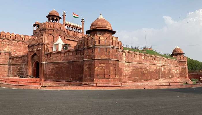 भारत के प्रसिद्ध ऐतिहासिक स्थान में से एक लाल किला है
