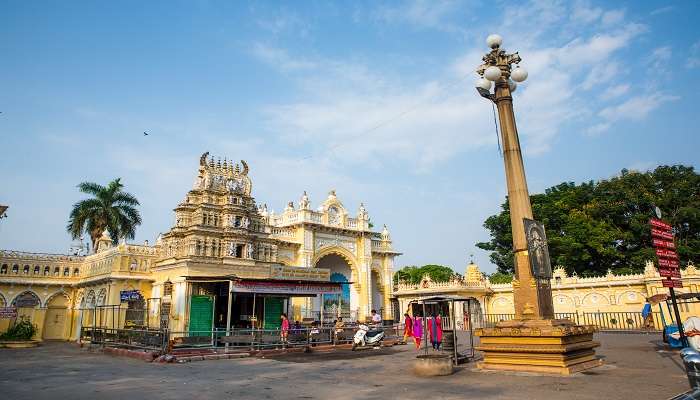 बेंगलुरु में मंदिर में से एक श्री अभय आंजनेय मंदिर है