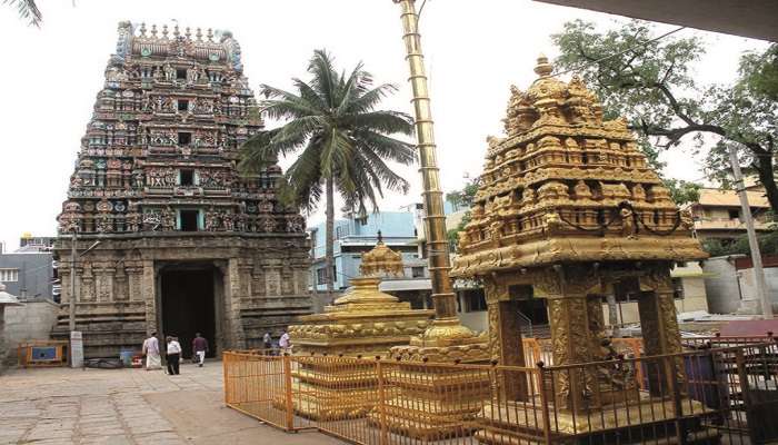 बैंगलोर में ऐतिहासिक मंदिर की सूची में एक और सोमेश्वर मंदिर है जो उल्सूर झील के तट पर स्थित है