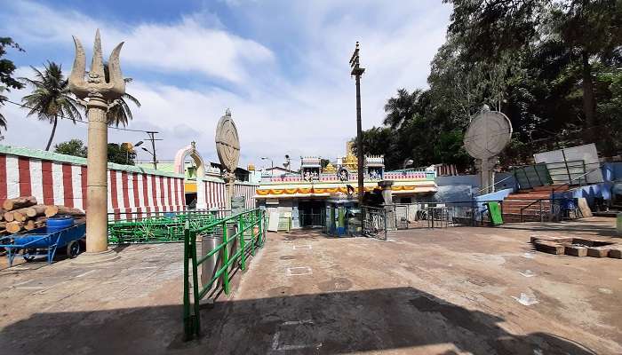 बेंगलुरु का एक और मंत्रमुग्ध कर देने वाला मंदिर कर्नाटक की राजधानी बेंगलुरु के बन्नेरघट्टा रोड पर हुलीमावु में स्थित है