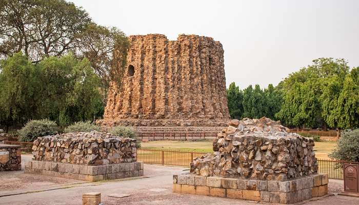 A splendid view of Alai Minar which is one of the best places to visit near Qutab Minar