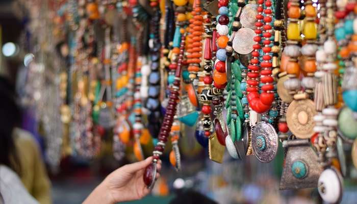 Célèbre pour l'achat de bijoux traditionnels indiens faits à la main à Delhi Haat, INA