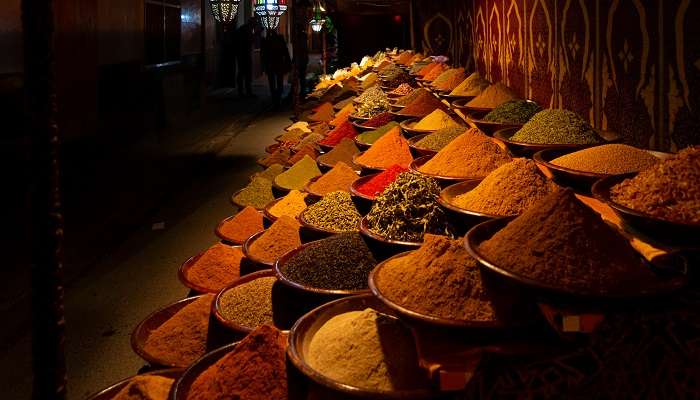 Épices arabes dans un marché de rue la nuit,
