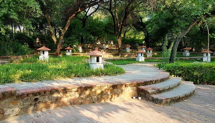 Explorez la Garden of Five Senses,  C’est l’une des meilleurs endroits romantiques à Delhi