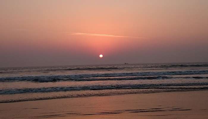La vue magnifique du coucher du soleil sur la plage à Harihareshwar, C’est l’une des meilleurs endroits à visiter à Maharashtra en été
