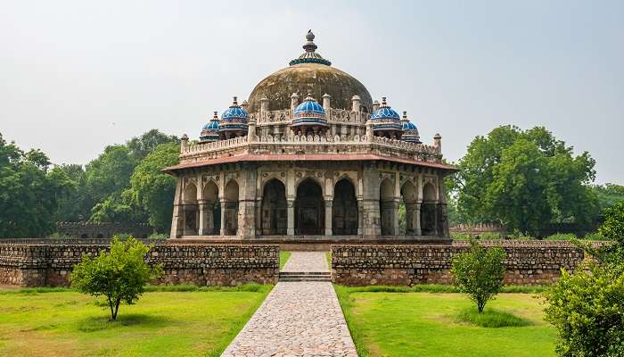 Enjoy the beauty of Isa Khan’s Tomb, one of the best places to visit near Humayun Tomb