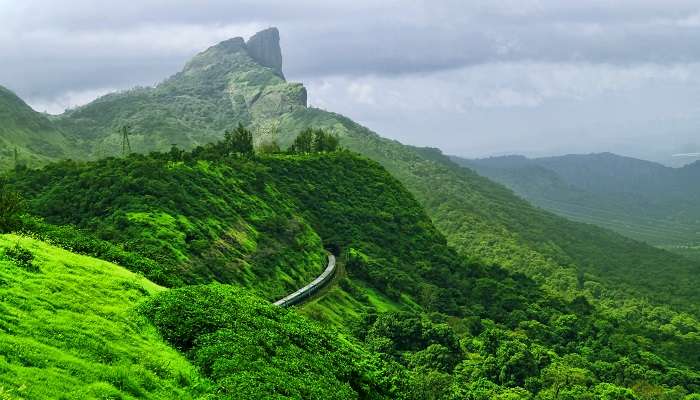 La vue verdoyante de montagne de Khandala, C’est l’une des meilleurs endroits à visiter à Maharashtra en été
