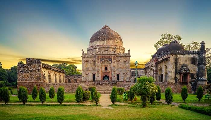 Lodhi Garden, Magnifique endroit historique, C’est l’une des meilleurs endroits romantiques à Delhi