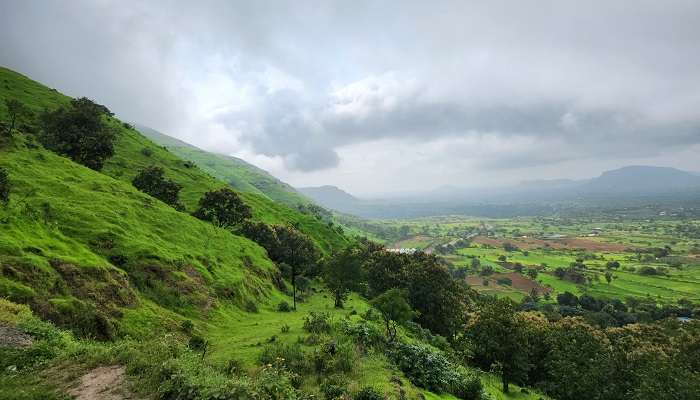 Belle vue sur les montagnes verdoyantes de Malshej Ghat