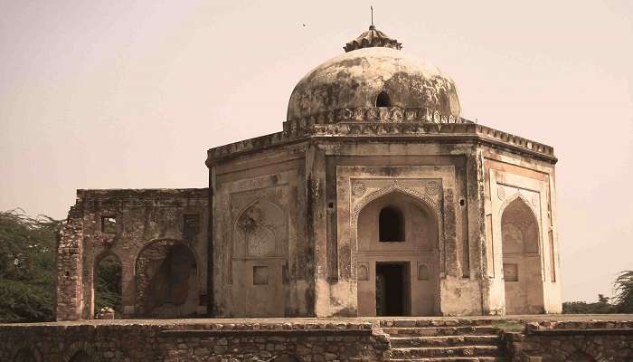 Mehrauli Archaeological Park,  C’est l’une des meilleurs endroits romantiques à Delhi