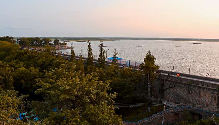 The picturesque vista of Osman Sagar Lake or Gandipet, is among the best places to visit near Golconda Fort