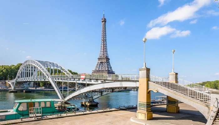A majestic view of Passerelle Debilly in Paris