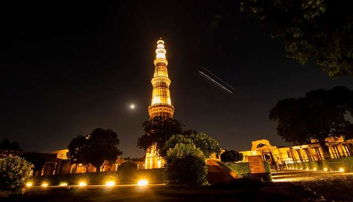 Witness the beauty of Qutub Minar at night