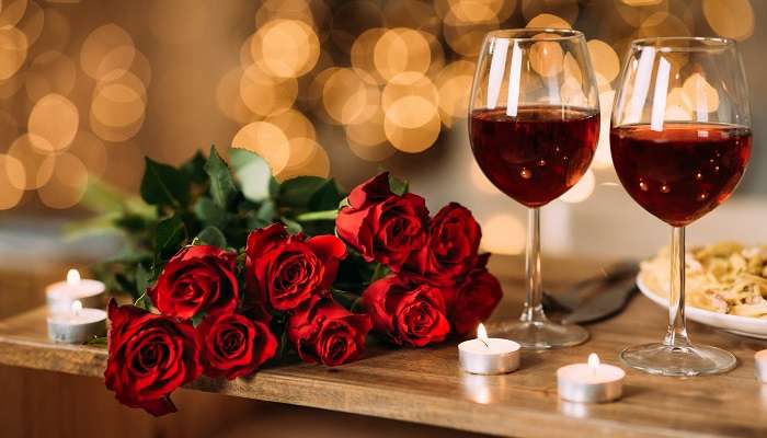 Dîner romantique et bouquet de fleurs posé sur la table, Rose Cafe,  C’est l’une des meilleurs endroits romantiques à Delhi