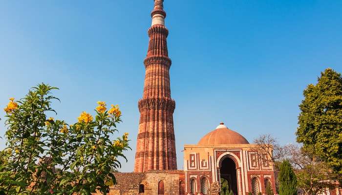 The scenic vista of the world-famous historical monument Qutub Minar.