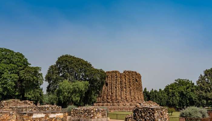 Among the intriguing facts about Qutub Minar is that the ancient unfinished minaret Ala-i-Minar lies near it.